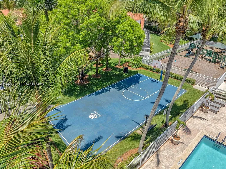 800 Sorrento Dr #2 — Photo 34