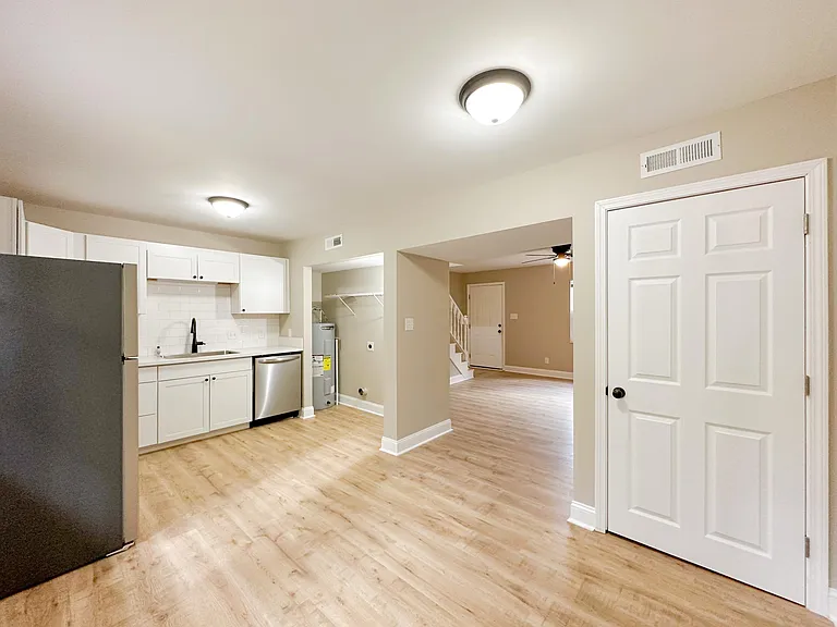 809 Teaberry Ln #B — Photo 8
