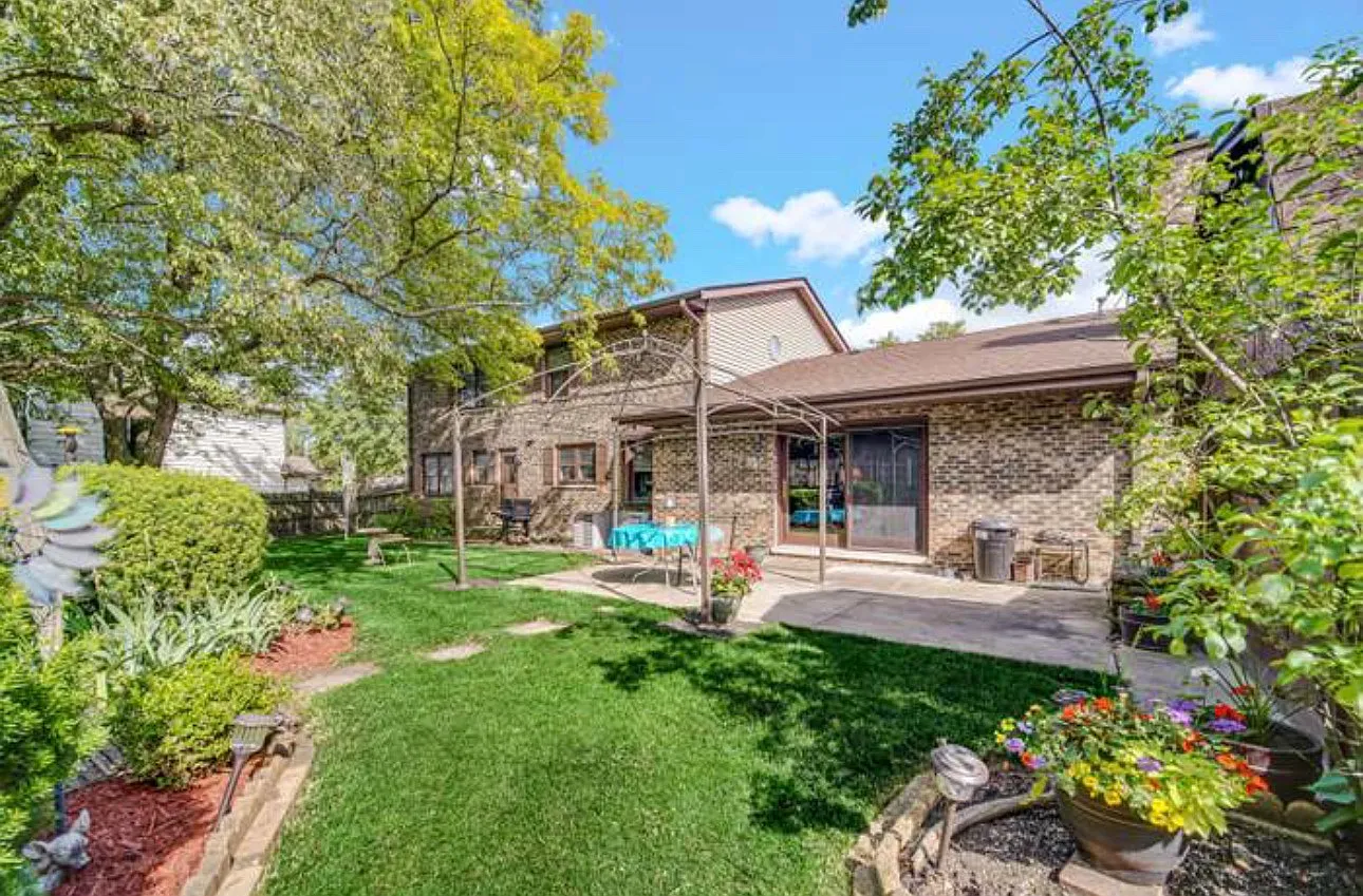 5 bed, 2692 sqft, $900 — Photo 3