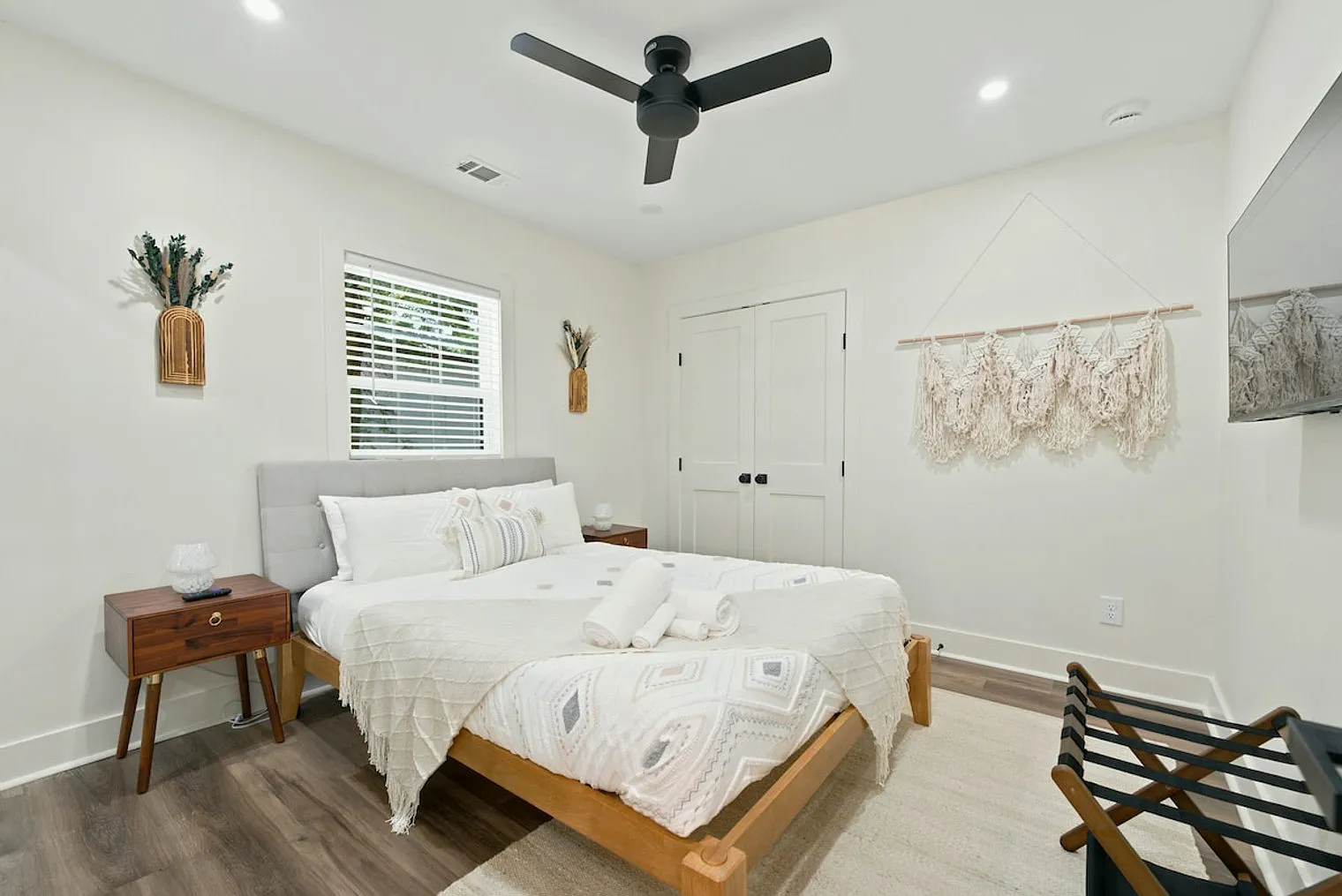 3 bed, 2.0 bath, $9,198 — Photo 3