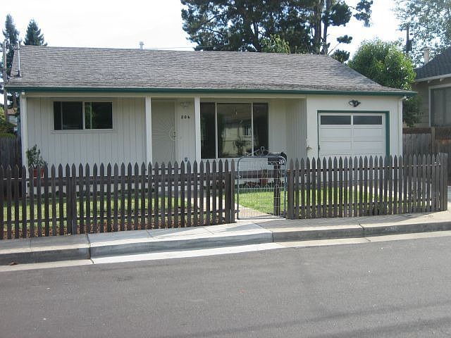 1st image of 206 Orchard Ave