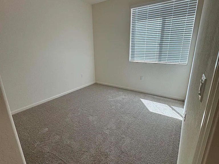 2183 N Renn Ave — Photo 12