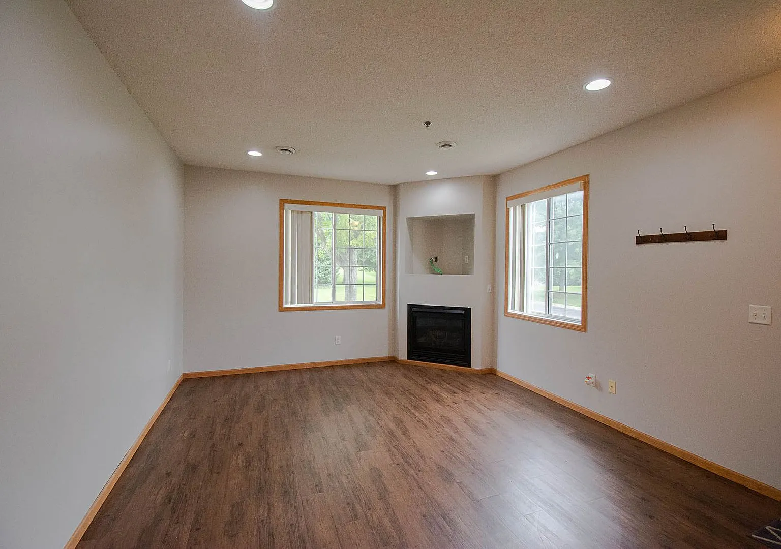 Rare 3 bedroom end unit Boulder Ridge townhome! — Photo 2