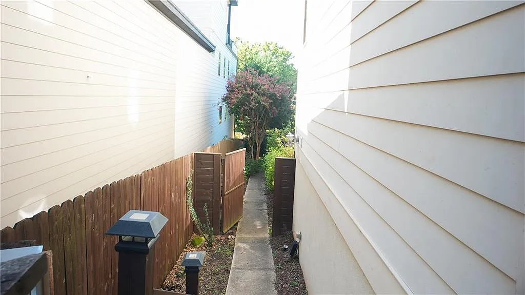 1 bed, 1.0 bath, 2836 sqft, $2,000 — Photo 4