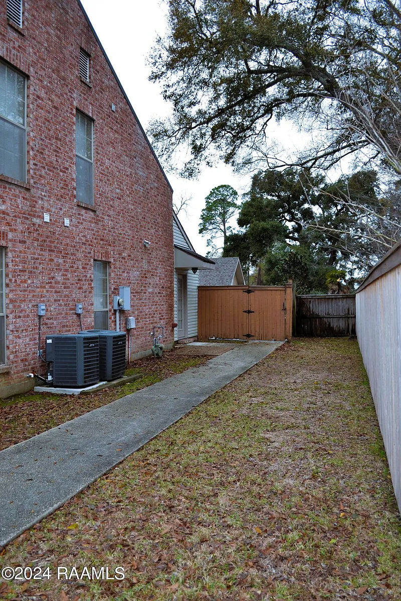 Photo 1 of 15 - 319 Artisan Rd #D - Lafayette, LA Primary Photo - 319 Artisan Rd #D