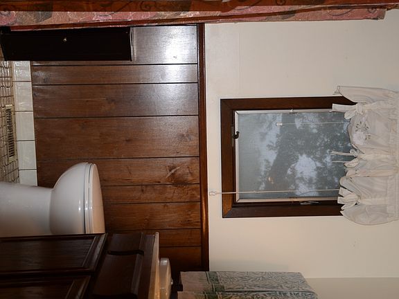 4th image of 401 Arion St E