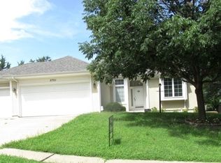 5701 SW Woodbridge Dr, Topeka, KS 66606