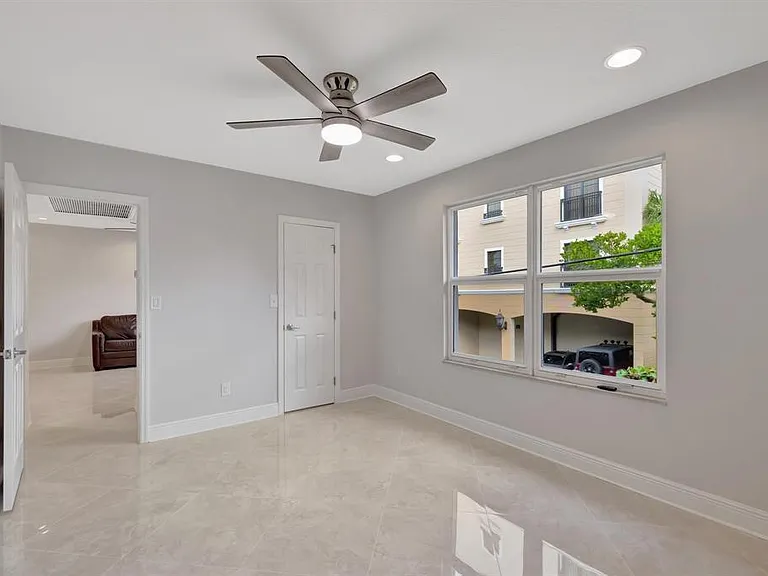 2400 NE 33rd Ave #212 — Photo 9