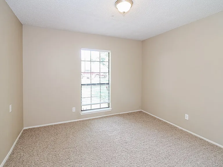 1037 Eagle Ct — Photo 12