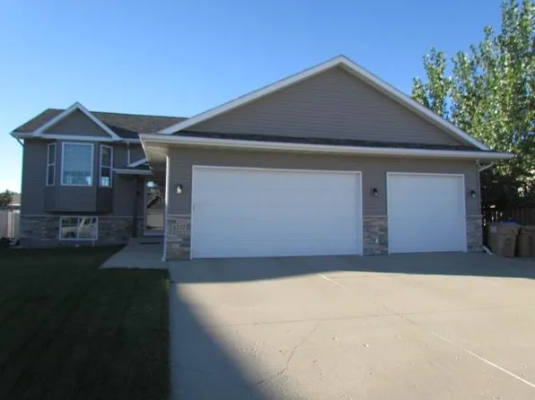 2717 Heritage Dr, Minot, ND 58703