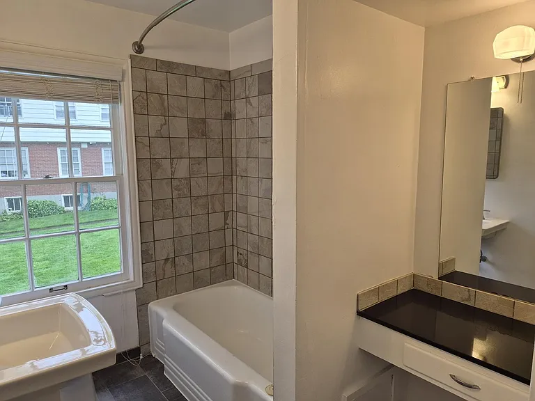 Broadmoor Manor — Photo 38