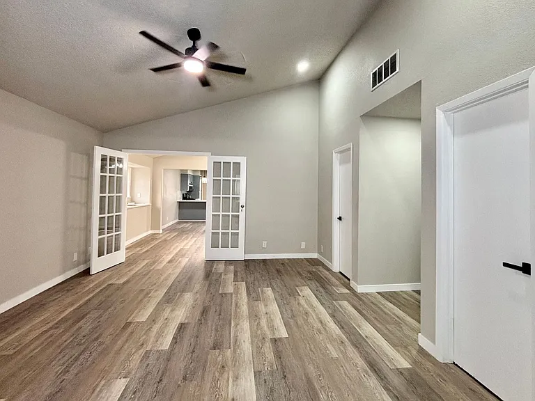 5202 Metcalf — Photo 18