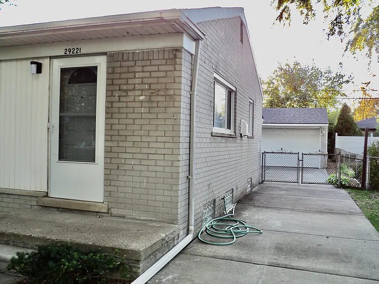 29221 Mark Ave — Photo 2