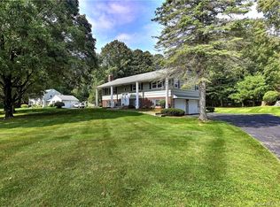 21 Edinburg Ln, Trumbull, CT 06611
