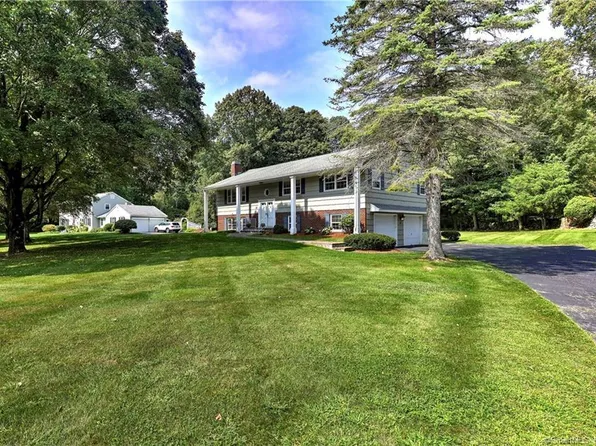 21 Edinburg Lane, Trumbull, CT 06611