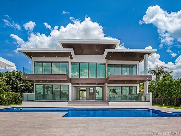 2nd image of 847 N Shore Dr