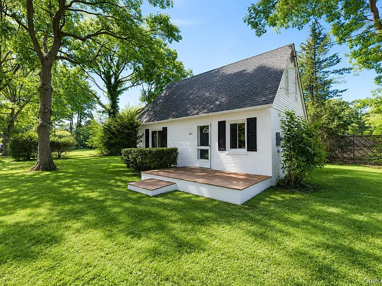 60 Morris Ave — Photo 4