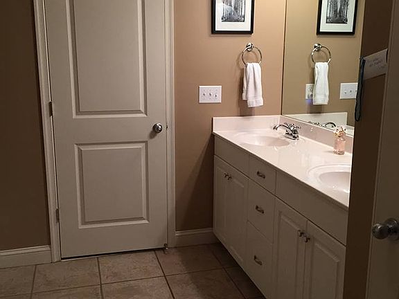 Master Bath w/ Jetted Tub 