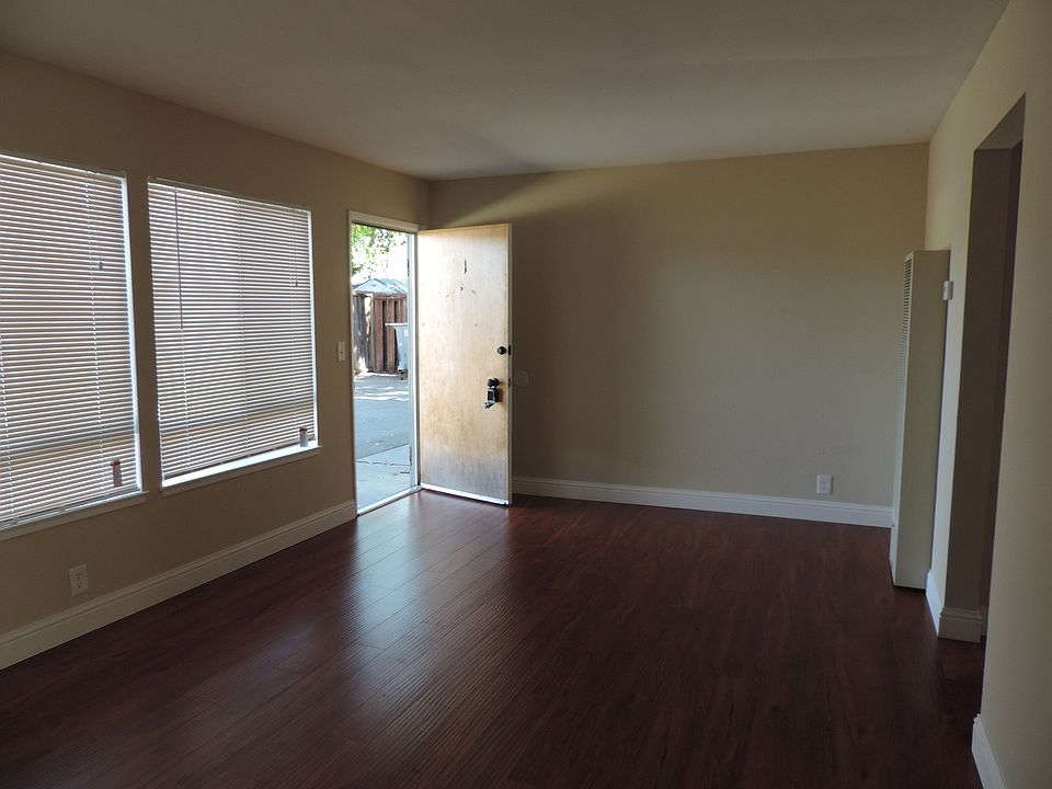 1st image of 161 Oak Ave APT 1