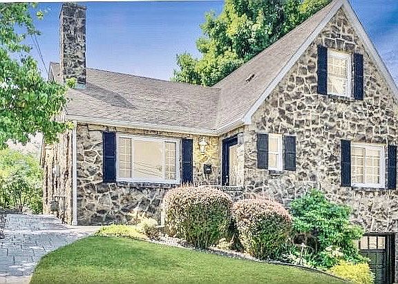 2nd image of 4022 Palisades Dr
