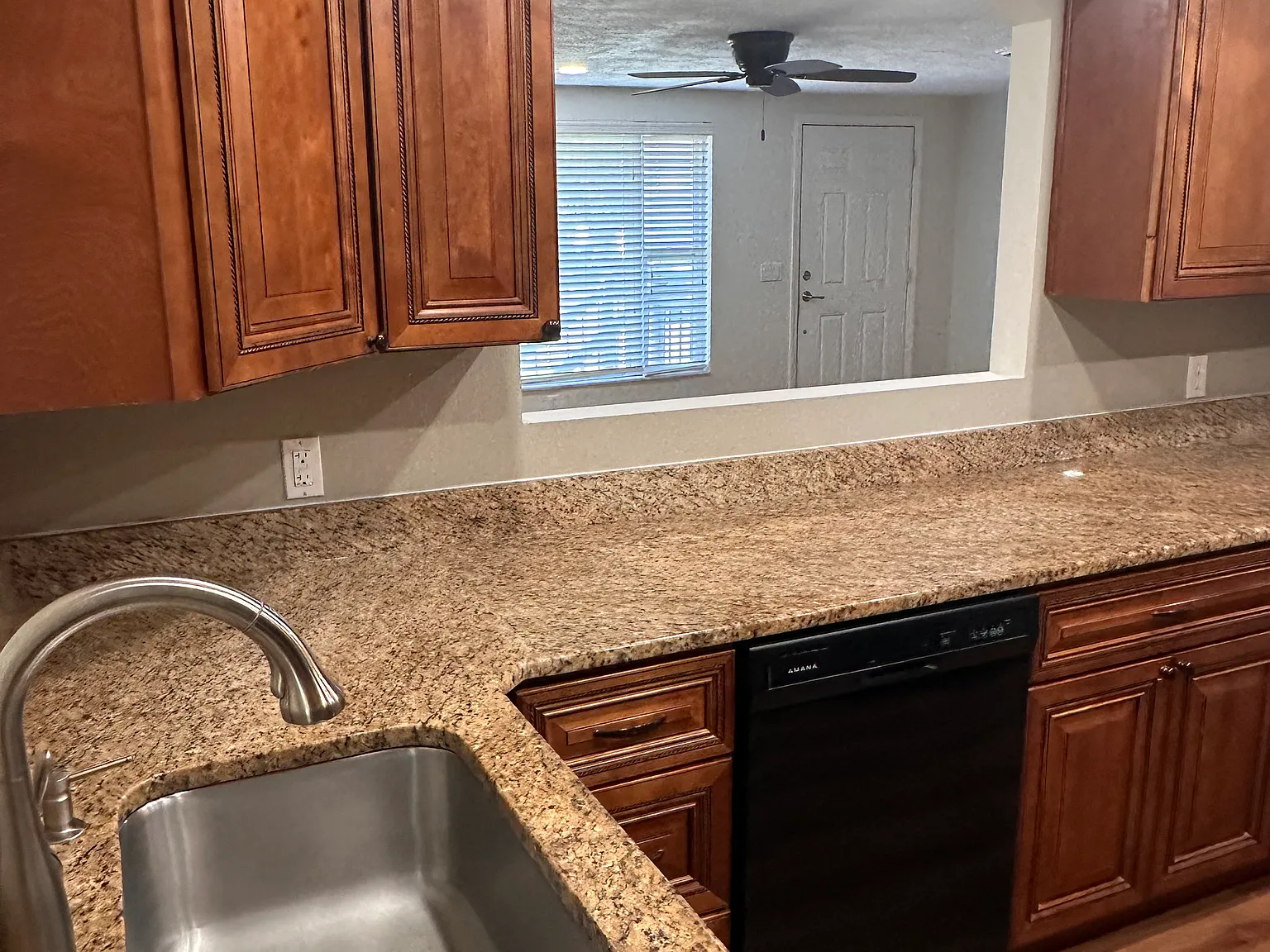 3 bed, 2400 sqft, $2,200 — Photo 4