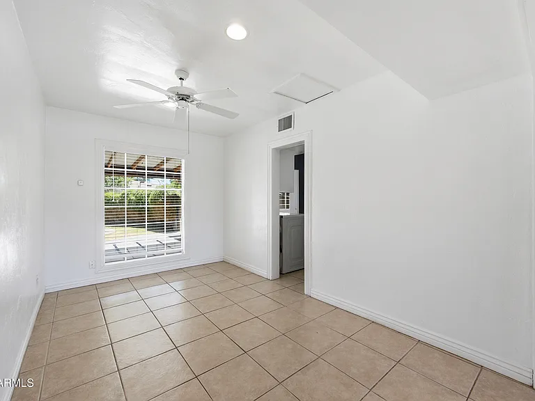 1031 E Vermont Ave — Photo 6