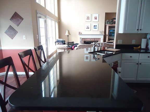 Granite peninsula w/ adjoining great room