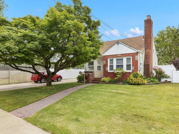 861 Gabriel Avenue, Franklin Square, NY 11010