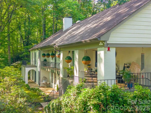 77 Oakwood Ln, Sylva, NC 28779
