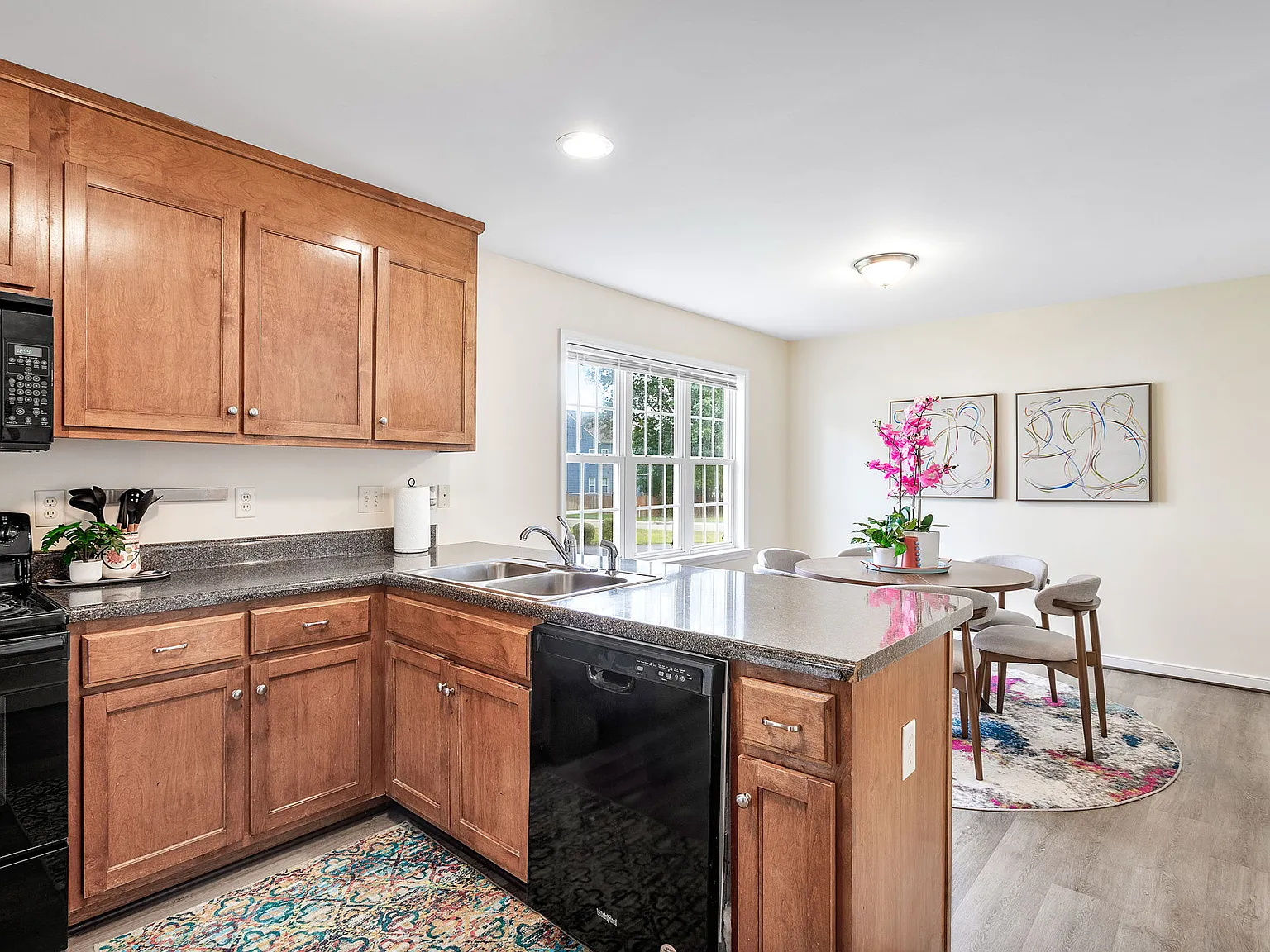 4 bed, 2.5 bath, 2250 sqft, $4,500 — Photo 3