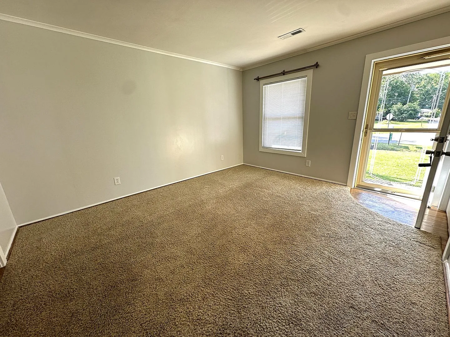 Charming 3BR/1.5BA Home in Oxford Heights Subdivision — Photo 2