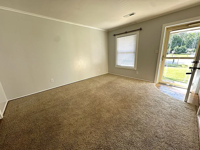 1618 Lexington Dr — Photo 2