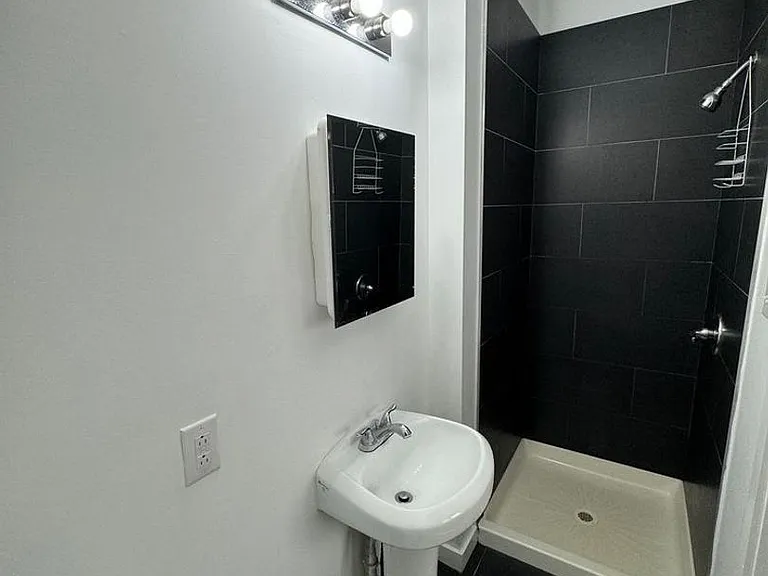 1515 W Seybert St — Photo 4