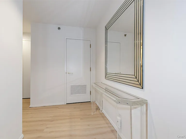 100 Cuttermill Rd #2C — Photo 8