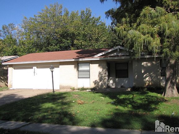 2nd image of 1301 Rebecca Ln