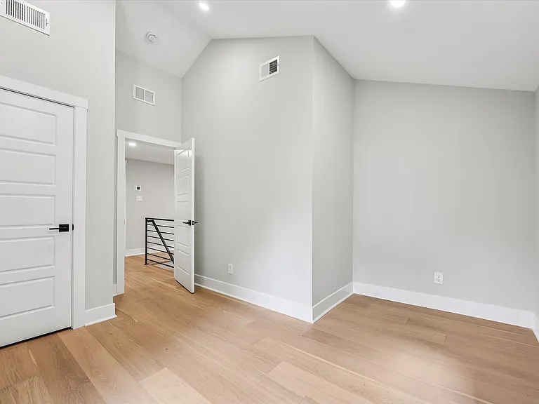 218 Biddulph Rd — Photo 39