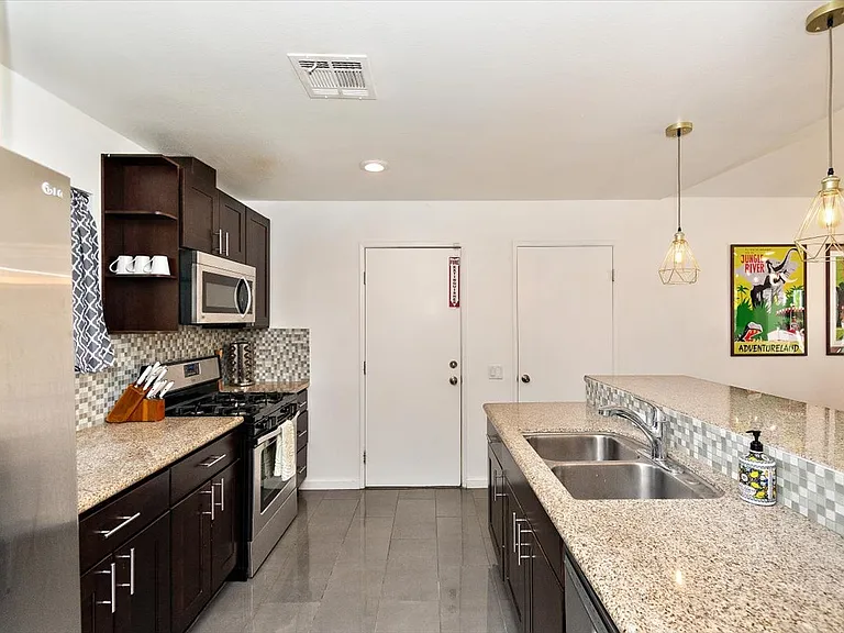 2632 N Aurora Dr — Photo 13