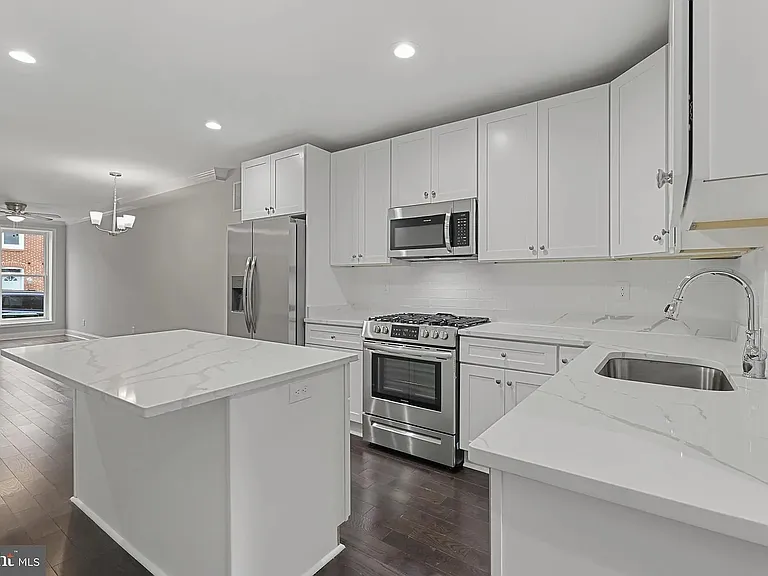 42 E Heath St — Photo 12