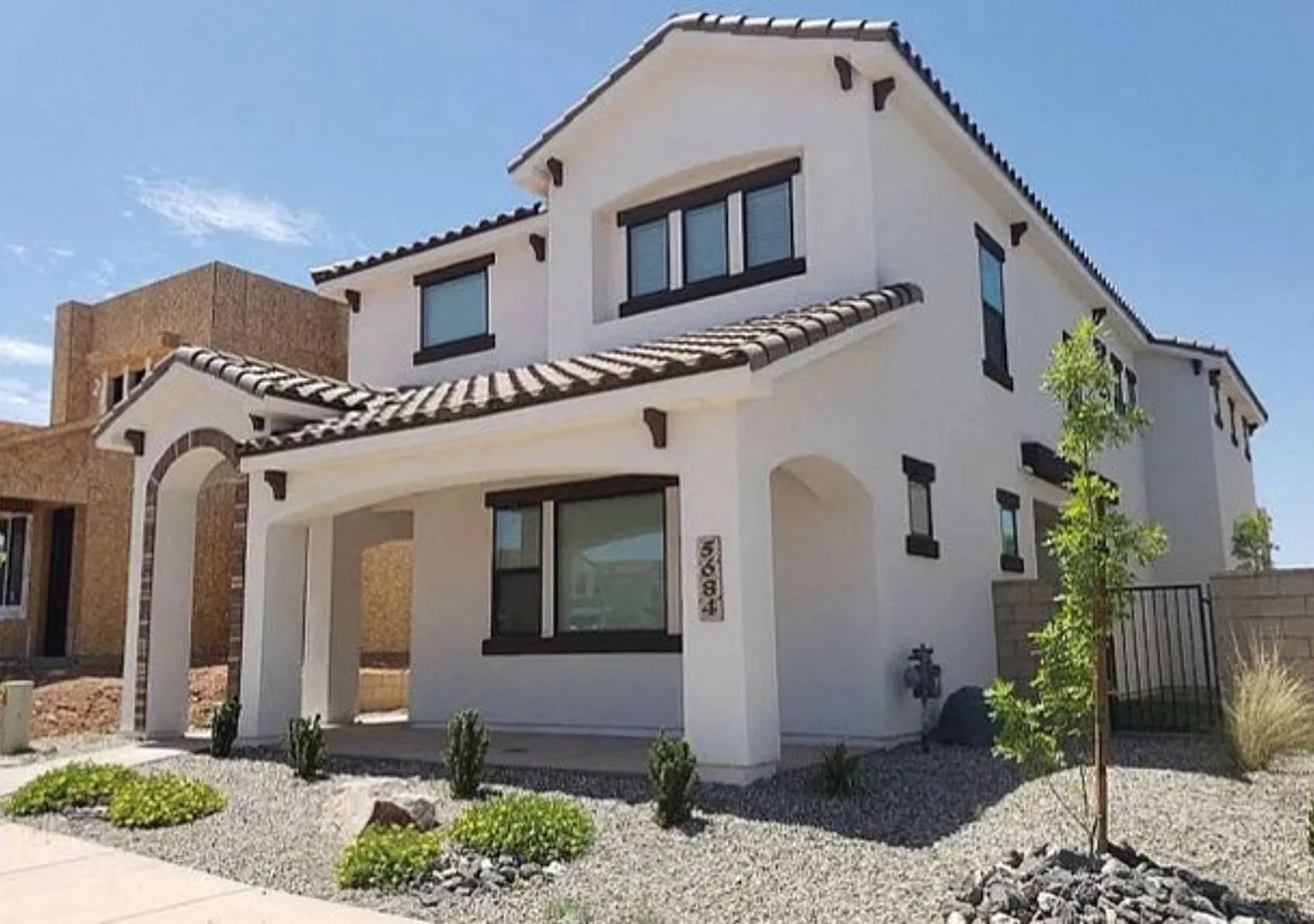 Desert Color Home! — Photo 2
