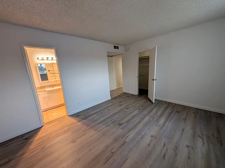 Fountainebleu Apartments — Photo 20