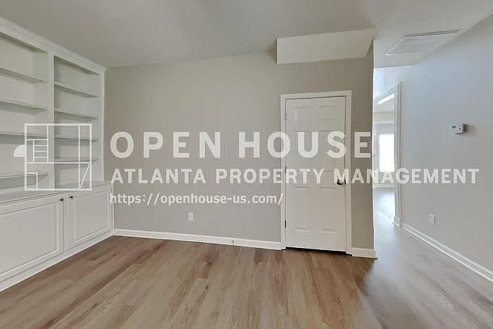 4 bed, 2.5 bath, 2376 sqft, $2,525 — Photo 3
