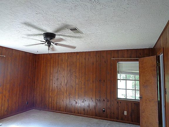 2nd image of 2212 Badger Ln
