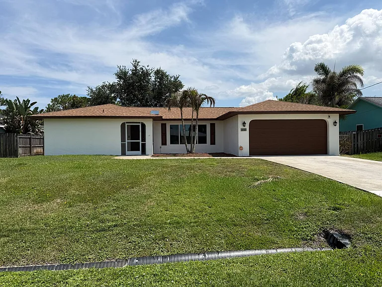 450 SW Eyerly Ave — Photo 2