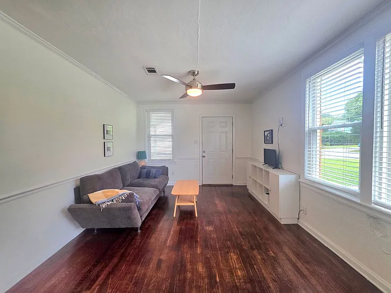 1010 E Maxwell St — Photo 4