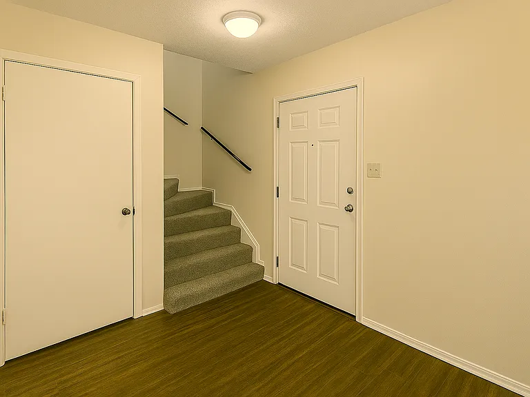 Holik Square Townhomes — Photo 29
