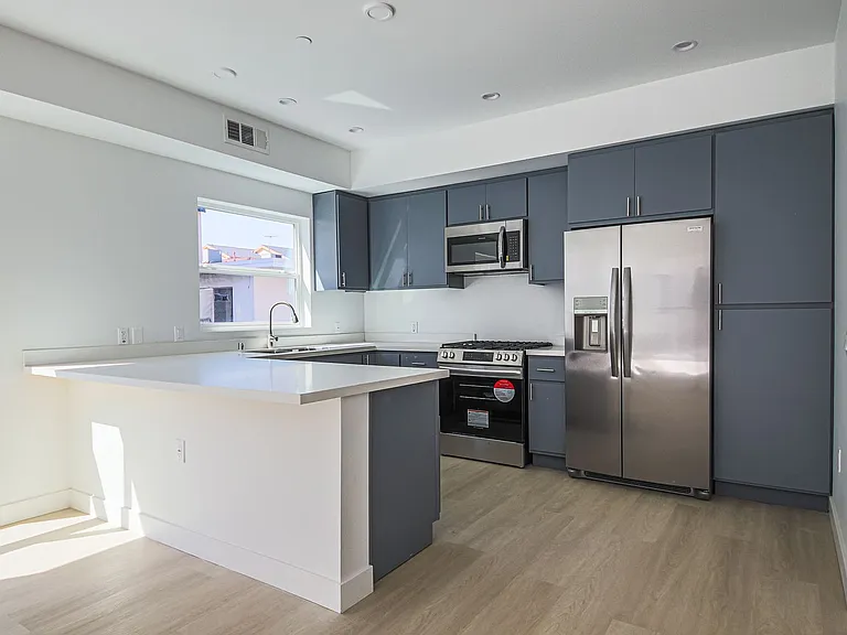 Luxury 2026 Townhomes with Massive Bedrooms + Decks with Views — Photo 68
