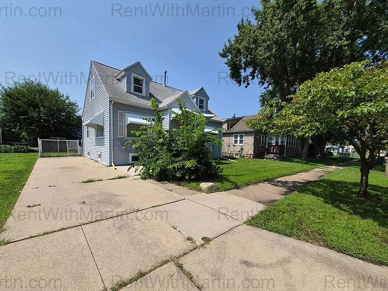 137 Hope Ave — Photo 1