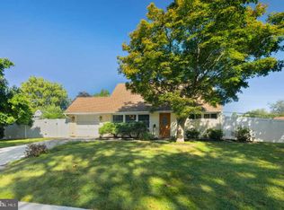 98 Mill Dr, Levittown, PA 19056