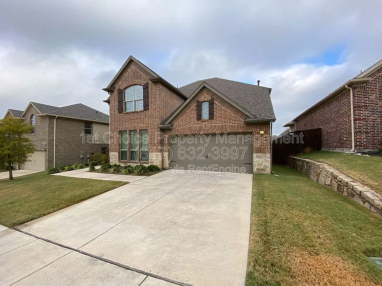 927 Bentley Dr — Photo 2