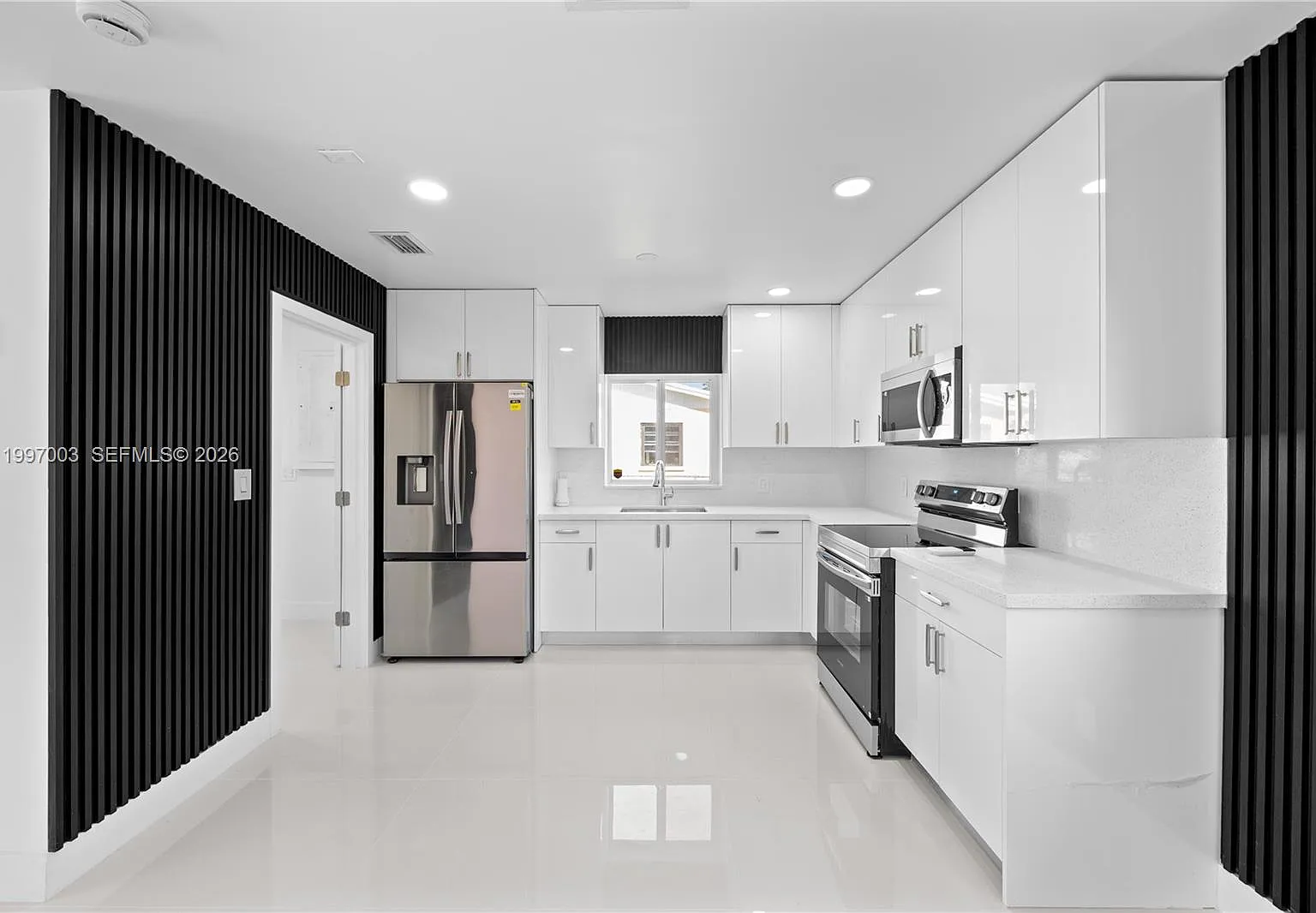 4 bed, 2.0 bath, $3,200 — Photo 2